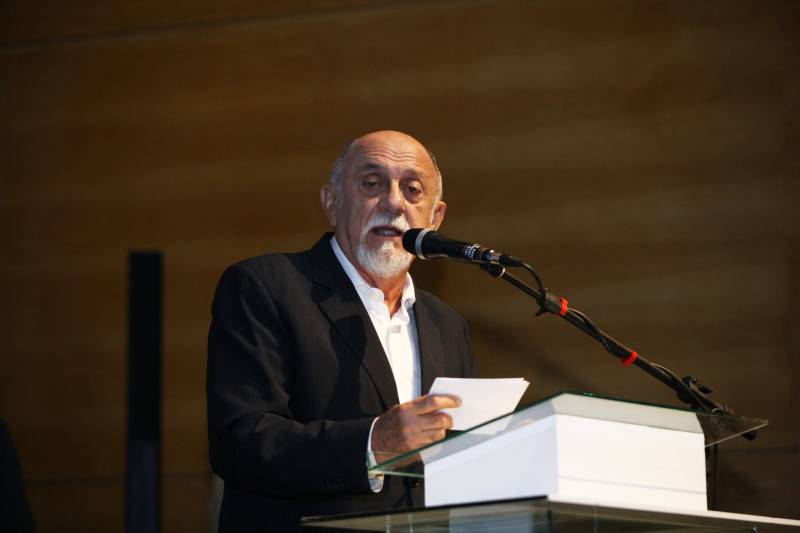 Para o governador Simão Jatene (foto), todos os nomeados podem se considerar – a partir do momento em que optaram por um concurso público no Pará – paraenses, “pois vão ajudar a construir o estado”. “Vocês terão a grata oportunidade de conhecer o estado pelo seu interior, o que é extremamente enriquecedor”, disse o governador. “Mas, preparem-se, pois terão poucos aplausos nos acertos e muitas e severas críticas ao menor erro”. Sobre o concurso e a posse dos novos delegados, Jatene disse que “mais um desafio foi vencido, que é o de ter um delegado para cada município”. “É mais um passo no sentido de combater a violência e melhorar os índices da segurança pública, o que nós fazemos mesmo com a crise que ainda assola o país”, disse o governador. “Enquanto existir essa vontade coletiva, unindo governo e sociedade, vamos vencer mais desafios, em todas as áreas”, concluiu Simão Jatene.
FOTO: SYDNEY OLIVEIRA / AG. PARÁ
DATA: 26.02.2018
BELÉM - PARÁ <div class='credito_fotos'>Foto: Sidney Oliveira/Ag. Pará | <a href='/midias/2018/originais/ff9d6f8e-34f4-4071-a37e-e60a60cedfcf.jpg' download><i class='fa-solid fa-download'></i> Download</a></div>
