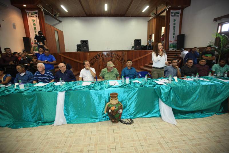 O produtor rural Nilson Corrêa da Silva, 23 anos, mora na comunidade Santo Ezequiel Moreno e produz alimentos em 700 hectares de terra na agrovila Acutipereira, no município de Portel, no arquipélago do Marajó. Mesmo morando e produzindo alimentos na comunidade, ele não possuía título de propriedade de terra. Para beneficiar produtores como Nilson, o governador Simão Jatene entregou, na manhã desta sexta-feira (23), títulos coletivos que beneficiaram mais de mil famílias. Os títulos também beneficiaram comunidades remanescentes de quilombos e povos tradicionais do município marajoara. O Pará foi o Estado que mais titulou áreas em prol dos remanescentes de quilombos no Brasil. Das 170 comunidades tituladas no país, 62 estão no Pará, sendo que destas 53 foram tituladas pelo Instituto de Terras do Pará (Iterpa).

FOTO: MÁCIO FERREIRA / AG. PARÁ
DATA: 23.03.2018
PORTEL - PARÁ <div class='credito_fotos'>Foto: MÁCIO FERREIRA/ AG. PARÁ   |   <a href='/midias/2018/originais/ff9e7c12-6c29-4eea-b8c0-5ba13cbbef9e.jpg' download><i class='fa-solid fa-download'></i> Download</a></div>