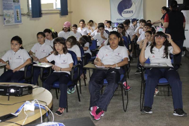 A equipe da Assessoria de Programas Sociais da Companhia de Saneamento do Pará (Cosanpa) realizou nesta terça-feira (5) uma caminhada em comemoração ao Dia Mundial do Meio Ambiente – 5 de Junho. A Assessoria de Programas Sociais da Cosanpa mantém durante o ano ações de conscientização ambiental, com ênfase o consumo de água, por meio de palestras (foto), oficinas, produção e exibição de documentários sobre uso e preservação dos recursos naturais e distribuição de material educativo.
FOTO: ASCOM / COSANPA
DATA: 05.06.2018
BELÉM - PARÁ <div class='credito_fotos'>Foto: Ascom Cosanpa | <a href='/midias/2018/originais/ffa37901-466b-4dce-bb0c-e7c091c4ea53.jpg' download><i class='fa-solid fa-download'></i> Download</a></div>