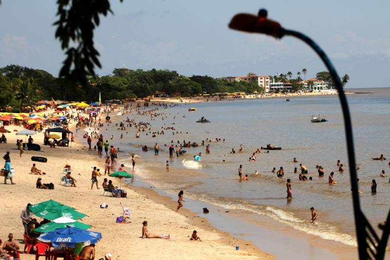 Com o início das férias escolares é hora de pegar a estrada para curtir as inúmeras opções de praias e balneários que o Pará dispõe. Neste sentido, prudência e cautela no trânsito são fundamentais para uma viagem com segurança. Entre os destinos mais procurados e próximos à capital paraense está o distrito de Mosqueiro (foto), distante 70 quilômetros do centro de Belém, com suas belíssimas praias de água doce que somam 17 quilômetros de extensão. A bucólica, como é carinhosamente conhecida, é uma das 86 localidades em todas as regiões do Estado, que receberão atenção especial durante a Operação Verão 2018, que contará com a participação de mais de 8 mil agentes de segurança pública. As ações tiveram início na sexta-feira (29) e seguem até o dia 31 de julho.
FOTO: CRISTINO MARTINS / AG. PARÁ
DATA: 01.07.2018
BELÉM - PARÁ <div class='credito_fotos'>Foto: Cristino Martins/Ag. Pará | <a href='/midias/2018/originais/ffa54bc9-6d3b-4de0-ab95-477c0d8a62cf.jpg' download><i class='fa-solid fa-download'></i> Download</a></div>