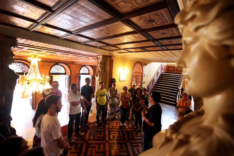 O aposentado Mário Printes, 74 anos, tem o costume de visitar o Theatro da Paz pelo menos uma vez ao mês. É apaixonado pela arquitetura e história do lugar e, se instigado, é capaz de falar horas sobre ele. Nesta quinta-feira (15), dia no qual o espaço completa 140 anos, o aposentado estava na fila para retirar o ingresso do concerto da Amazônia Jazz Band, que marcará, nesta mesma noite, o aniversário do prédio centenário. “Não poderia ficar de fora dessa programação. Seria como não prestigiar um amigo próximo e querido no dia do seu aniversário”, disse Mário. Com a regência do maestro Nelson Neves e a cantora Simone Almeida como convidada especial, o concerto “Celebrando Theatro da Paz e Waldemar Henrique” comemora o aniversário de 140 anos do teatro e 113 anos do maestro paraense – que nasceu na mesma data de fundação da casa. A entrada é gratuita e o espetáculo começa às 20 horas.
FOTO: SIDNEY OLIVEIRA / AG PARÁ
DATA: 15.02.2018
BELÉM - PARÁ <div class='credito_fotos'>Foto: Sidney Oliveira/Ag. Pará | <a href='/midias/2018/originais/ffacc990-57b3-40f6-9588-bc8bf97a8242.jpg' download><i class='fa-solid fa-download'></i> Download</a></div>