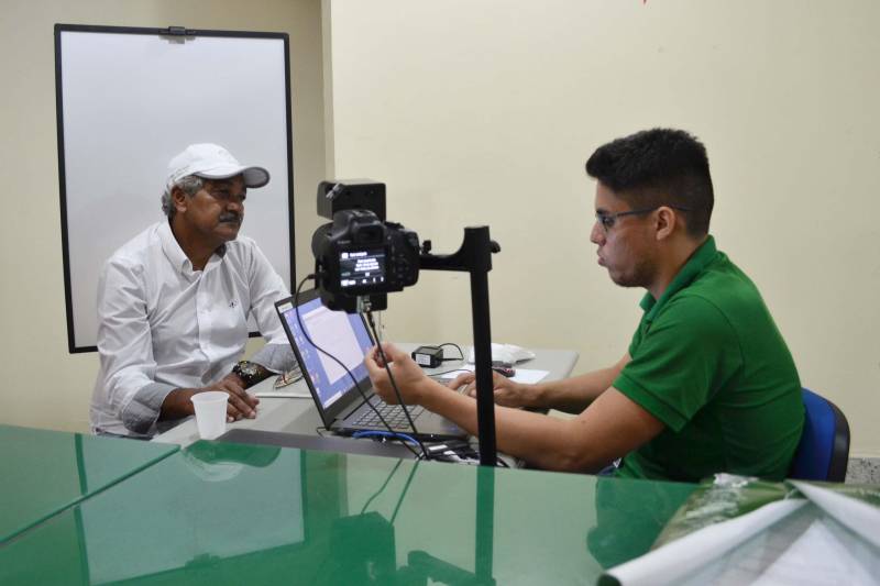 O Departamento de Trânsito do Estado (Detran) iniciou, na última segunda-feira (23), o cadastro biométrico (foto) de todos os seus servidores e colaboradores das clínicas, Centros de Formação de Condutores (CFCs) e empresas de fabricação de placas da capital e interior do Estado. Esta é uma das fases iniciais do projeto Trânsito Seguro, que visa garantir mais segurança e agilidade na prestação dos serviços. Este cadastro possibilita ações como a CNH Segura, que visa incluir a biometria em todas as fases do processo de habilitação. O cadastro biométrico é um método já adotado pelo órgão para o usuário e a meta é estender a obrigatoriedade, em cada fase do processo, também aos médicos e psicólogos que realizam os exames, servidores administrativos do Detran, avaliadores das provas teóricas e práticas, funcionários e ministrantes das aulas nos Centros de Formação de Condutores (CFCs). Os colaboradores das empresas de placas também precisam cadastrar para a aplicação do projeto Controle de Placas e Lacres, que visa proporcionar maior segurança, gerenciamento e controle ao processo de emplacamento, que envolve fabricação, armazenamento, distribuição e comercialização destes itens. Será feito um acompanhamento eletrônico pelo órgão de todas estas etapas, a fim de garantir segurança ao processo.

FOTO: ASCOM - DETRAN
DATA: 23.05.2018
BELÉM - PARÁ <div class='credito_fotos'>Foto: ASCOM DETRAN   |   <a href='/midias/2018/originais/ffaf8a4b-10a6-4080-aea2-9ef91f839134.jpg' download><i class='fa-solid fa-download'></i> Download</a></div>