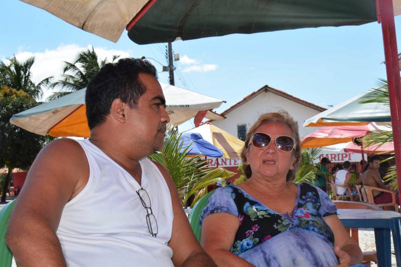 A terça-feira de Carnaval (13) nas praias do município de Barcarena foi marcada pelo trabalho de prevenção e de orientação aos frequentadores. Militares do Corpo de Bombeiros trabalharam intensamente no quarto dia da Operação Carnaval 2018 nas praias e blocos de rua, a fim de garantir a segurança de todos. A festa em Barcarena só terminará na Quarta-feira de Cinzas, com atrações musicais. As praias de Caripi, Vila do Conde, Cupiranga e Sirituba receberam o reforço do efetivo militar para atender os banhistas em qualquer situação. Com a tranquilidade nas praias, não houve registro de ocorrências graves, resultado do trabalho preventivo realizado pelo 6° Grupamento de Bombeiros Militar de Barcarena. Na foto, Jovan Rodrigues.
FOTO: ASCOM / CBMPA
DATA: 13.02.2018
BARCARENA - PARÁ
<div class='credito_fotos'>Foto: ASCOM / CBMPA | <a href='/midias/2018/originais/ffbbe8ac-0979-4e2f-b446-1bce2de2d515.jpg' download><i class='fa-solid fa-download'></i> Download</a></div>