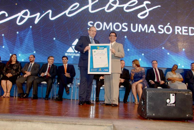 Estão abertas a partir desta sexta-feira (16) as inscrições para a sétima edição do Concurso de Redação da Mineração. Voltado para os estudantes da rede pública de ensino do Estado, o certame traz como tema “Conexões: somos uma só rede”. O lançamento do Concurso de Redação ocorreu durante a festa de lançamento do 7º Anuário Mineral do Pará 2018. Agora no formato totalmente digital, a publicação traz como tema “Conexões: somos uma só rede”, o mesmo da redação. Na foto, o secretário Adjunto de Ensino da Seduc, José Roberto Silva (d).
FOTO: RAI PONTES / ASCOM SEDUC
DATA: 15.03.2018
BELÉM - PARÁ <div class='credito_fotos'>Foto: Rai Pontes/Ascom Seduc | <a href='/midias/2018/originais/ffbf5f3e-c09c-46a0-87dc-8380bf247944.jpg' download><i class='fa-solid fa-download'></i> Download</a></div>