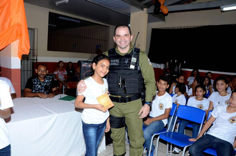 Quarenta e três alunos do 5º ano da Escola Estadual de Ensino Fundamental Prof. Emiliana Sarmento Ferreira, em Belém, participaram da cerimônia de formatura do Programa Educacional de Resistência às Drogas e a Violência (Proerd), realizado pela Secretaria de Estado de Educação (Seduc) em parceria com a Polícia Militar do Estado do Pará. Na foto, o tenente-coronel da PM Getulio Rocha.
FOTO: RAI PONTES / ASCOM SEDUC
DATA: 13.11.2018
BELÉM - PARÁ <div class='credito_fotos'>Foto: Rai Pontes/Ascom Seduc | <a href='/midias/2018/originais/ffd89150-f38b-4998-880a-68d91a07aade.jpg' download><i class='fa-solid fa-download'></i> Download</a></div>