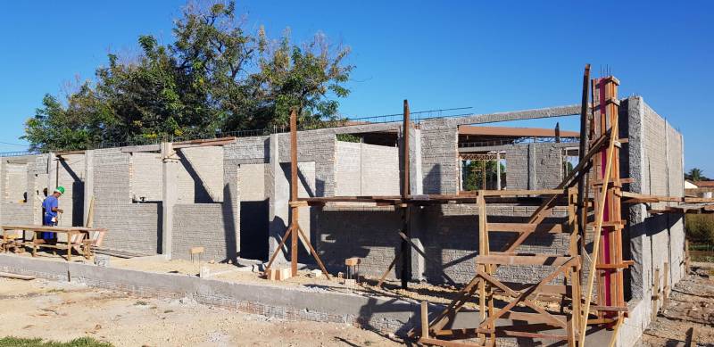 A população de Santana também está ansiosa para entrega da Escola de Trabalho e Produção do Pará (ETPP) que também foi visitada pelo Secretário Regional Jorge Bittencourt e comitiva, bem como pelo prefeito da cidade. Com investimentos do Governo do Estado de R$ 3.768.692,28, por meio da SEDUC, a obra em fase de acabamento, foi retomada em abril com previsão de término em dezembro. Mas o engenheiro responsável, Antônio Martins, enfatizou que será entregue antes.
FOTO: KÉLIA SANTOS / ASCOM CRGSP
DATA: 13.06.2018
SANTARÉM - PARÁ <div class='credito_fotos'>Foto: KÉLIA SANTOS / ASCOM CRGSP | <a href='/midias/2018/originais/ffdbb7e3-c698-45c4-b4f2-072ae948560d.jpg' download><i class='fa-solid fa-download'></i> Download</a></div>