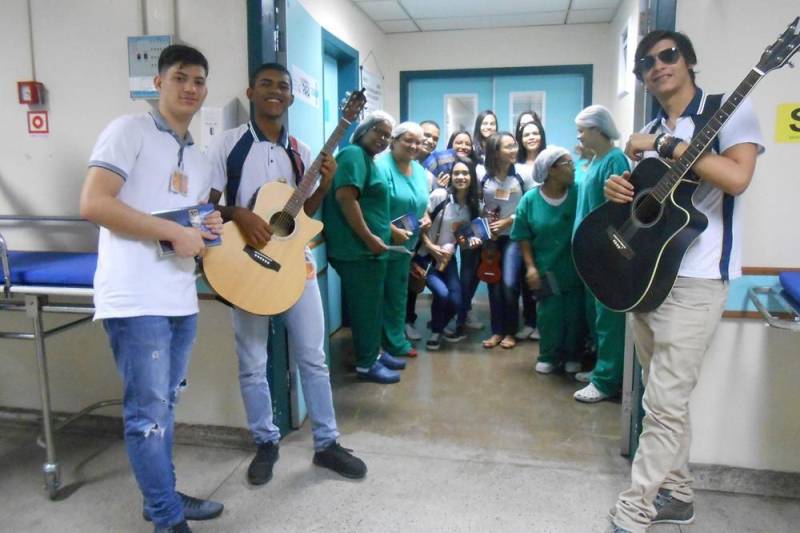 A biblioteca do Hospital Regional do Sudeste do Pará - Dr. Geraldo Veloso (HRSP), em Marabá (PA), aceita doação de livros. Neste mês, os voluntários do grupo 'Médicos da Alegria' arrecadaram vários títulos para compor o acervo da unidade. Depois de higienizado, o material é disponibilizado a pacientes durante o período da internação, contribuindo para amenizar a tensão natural do ambiente. Membros da Igreja Adventista também estiveram na unidade, em maio, entregando livros para usuários e colaboradores.

FOTO: ASCOM HRSP
DATA: 30.05.2018
MARABÁ - PARÁ <div class='credito_fotos'>Foto: ASCOM HRSP   |   <a href='/midias/2018/originais/ffe183d3-0df4-4fb0-aeee-afa43ea85231.jpg' download><i class='fa-solid fa-download'></i> Download</a></div>