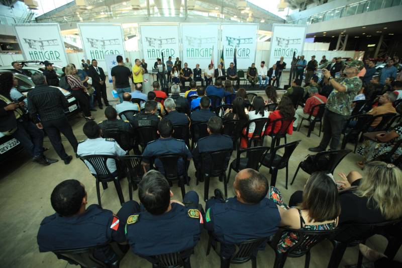O Governo do Estado reforçou a parceria com a Prefeitura de Belém com a entrega, nesta quarta-feira (4), de 41 veículos que vão potencializar as ações de segurança na capital. A iniciativa faz parte do pacote de ações imediatas para 2018, anunciadas pelo Sistema de Segurança Pública do Estado em fevereiro deste ano contra a violência, que contempla a renovação da frota e equipamentos das Polícias Civil e Militar e fortalecimento das Guardas Municipais em todas as regiões do Estado, entre outras medidas. A entrega ocorreu no Hangar – Centro de Convenções e Feiras, em Belém. Ao todo, foram entregues 41 veículos, sendo seis picapes, dez carros modelo SUV e 25 motocicletas, totalizando um investimento de R$ R$2.062.160,00. Além das viaturas, foi firmado convênio entre o Governo do Estado e Prefeitura no valor de R$2.707.926,00 milhões para a compra equipamentos. O pacote contempla a aquisição de 300 pistolas 380, 16.200 munições e 600 coletes. As duas ações contabilizam mais de R$ 4,7 em investimentos para a Guarda Municipal de Belém.
FOTO: MÁCIO FERREIRA / AG. PARÁ
DATA: 04.07.2018
BELÉM - PARÁ <div class='credito_fotos'>Foto: MÁCIO FERREIRA/ AG. PARÁ | <a href='/midias/2018/originais/ffe27742-037b-43aa-9301-0e0f013d2fd6.jpg' download><i class='fa-solid fa-download'></i> Download</a></div>