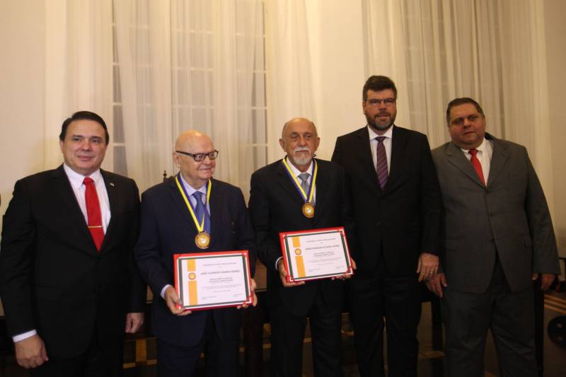 O governador Simão Jatene foi homenageado pela Associação do Corpo Consular no Estado do Pará (ACCP) com a Comenda do Mérito Consular João Clemente Baena Soares. A maior honraria da entidade foi entregue na noite desta quinta-feira (22), no salão nobre do prédio sede da Associação Comercial do Pará (ACP), em Belém. Na foto, o governador Simão Jatene (d), e o embaixador Baena Soares recebem comenda.
FOTO: IGOR BRANDÃO / AG. PARÁ
DATA: 22.02.2018
BELÉM - PARÁ <div class='credito_fotos'>Foto: IGOR BRANDÃO / AG. PARÁ | <a href='/midias/2018/originais/ffe8ac8b-2f69-467f-a6fa-7916281dee0d.jpg' download><i class='fa-solid fa-download'></i> Download</a></div>