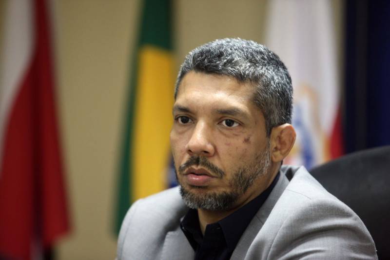 “É notória a melhoria na qualidade no atendimento a população com a implantação das UIPPs. Antes tínhamos os destacamentos policiais, as delegacias no modelo antigo, que às vezes não estava em condições de oferecer todos os serviços que deveriam ser prestados. Mas hoje, após o governo reunir forças, recursos humanos e financeiros tivemos condições de implantar as UIPPs e unificar recursos para trazer estruturas melhores do que as vistas anteriormente”, explicou o delegado geral da Polícia Civil do Pará, Aldo Galeno (foto). Ainda de acordo com o titular da PC do Pará, as UIPPs trouxeram muitos ganhos a sociedade. “Ali nós integramos as policiais e damos a retaguarda ao cidadão, mostrando a eles que os órgãos de segurança estão integrados para um melhor atendimento. Hoje, além do trabalho da polícia repressiva e ostensiva, temos as atividades de cunho social, principalmente para crianças e adolescentes, quebrando o estigma de que a delegacia é um local inóspito, virando uma polícia comunitária, referência para o cidadão, criando proximidade com as pessoas onde ela pode ir para ser acolhida”, detalhou Galeno.

FOTO: THIAGO GOMES / AG. PARÁ
DATA: 09.05.2018
BELÉM - PARÁ

 <div class='credito_fotos'>Foto: Thiago Gomes /Ag. Pará   |   <a href='/midias/2018/originais/fff7e081-f9c8-49c7-8b91-d6b9c66e4d0c.jpg' download><i class='fa-solid fa-download'></i> Download</a></div>