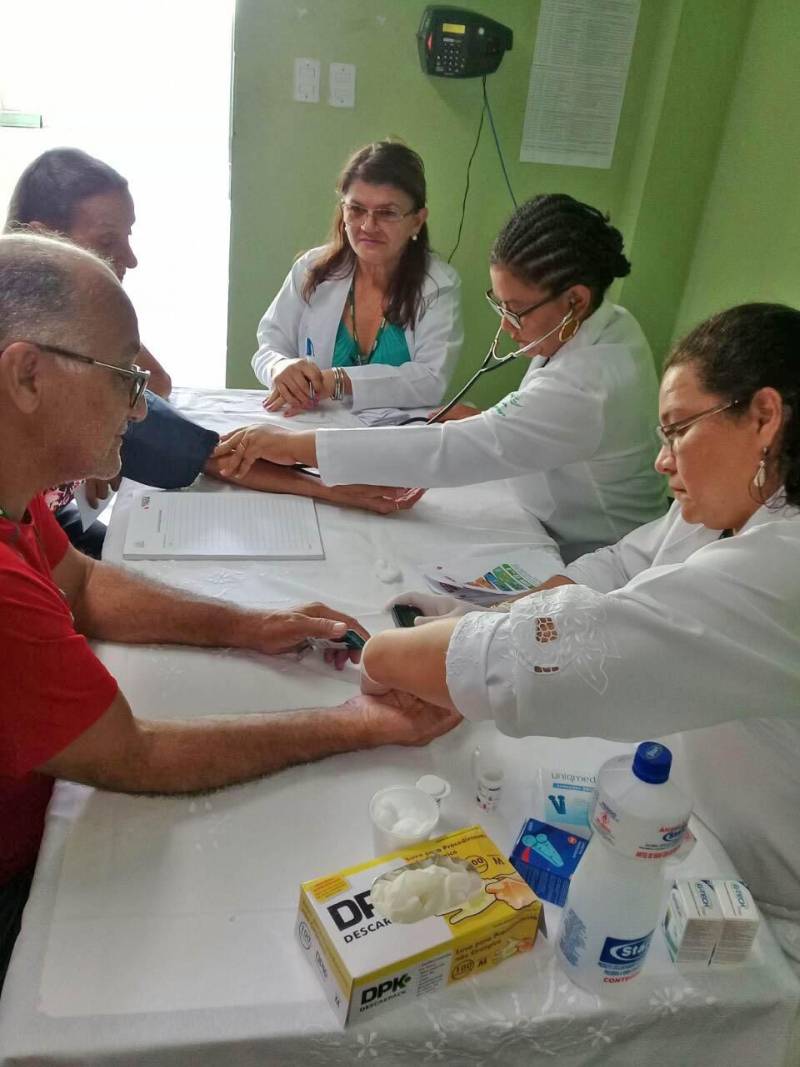 Esclarecer dúvidas e orientar sobre como prevenir a hipertensão foram os principais objetivos da palestra sobre nutrição, que encerrou as atividades de combate à conhecida "pressão alta" nesta quinta-feira (26), no Instituto de Assistência dos Servidores do Estado do Pará (Iasep). A iniciativa marca o Dia Nacional de Prevenção e Combate à Hipertensão Arterial. A programação foi realizada pela Gerência de Assistência Preventiva do Iasep, e contou com serviços como aferição da pressão arterial e medição de glicose. Após as medições, segurados e servidores do Instituto participavam da palestra, recebendo orientação sobre a importância da prática de atividades físicas na redução da pressão arterial, tanto em indivíduos que já têm a pressão alta quanto naqueles que ainda não têm a doença.
FOTO: ASCOM / IASEP
DATA: 26.04.2018
BELÉM - PARÁ <div class='credito_fotos'>Foto: ASCOM IASEP | <a href='/midias/2018/originais/fff88077-041a-4dce-9a61-15804ded77d2.jpg' download><i class='fa-solid fa-download'></i> Download</a></div>