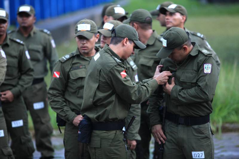 Cerca de 2.400 policiais militares que estão em processo de formação por meio dos Cursos de Formação de Praças (CFP), de Oficiais (CFO), de Habilitação de Oficiais (CHO) e de Adaptação de Oficiais (CHO). Durante a caminhada (foto), a Academia de Polícia Militar “Cel Fontoura” executou a primeira marcha administrativa para exercitar os pelotões do Curso de Formação de Oficiais (CFO) e do Curso de Adaptação de Oficiais da PMPA (CADO) nos deslocamentos a pé por longos percursos. A caminhada de 10 Km contou com a participação de 183 alunos da Academia de Polícia Militar.
FOTO: MÁCIO FERREIRA / AG. PARÁ
DATA: 15.02.2018
MARITUBA - PARÁ <div class='credito_fotos'>Foto: MÁCIO FERREIRA/ AG. PARÁ | <a href='/midias/2018/originais/fffb29c0-bb8b-4e6b-a4f8-9f612d9a14b9.jpg' download><i class='fa-solid fa-download'></i> Download</a></div>