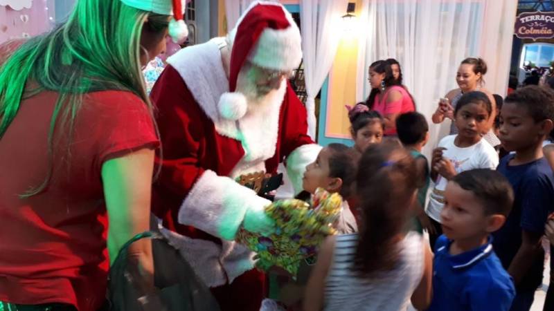 Cerca de 60 crianças (foto) com doenças hematológicas e que fazem acompanhamento na Fundação Centro de Hemoterapia e Hematologia do Pará (Hemopa) tiveram uma quinta-feira especial. Com direito a muitas brincadeiras, animação, Papai Noel e presentes, elas participaram de uma Festa de Natal em um parque infantil. A ação é resultado do trabalho de humanização da Fundação e tudo, do espaço aos presentes, foi fruto do voluntariado.

FOTO: ASCOM / HEMOPA
DATA: 20.12.2018
BELÉM - PARÁ <div class='credito_fotos'>Foto: Ascom Hemopa   |   <a href='/midias/2018/originais/fffb85f4-76e0-49de-ae44-203d6b4df954.jpg' download><i class='fa-solid fa-download'></i> Download</a></div>