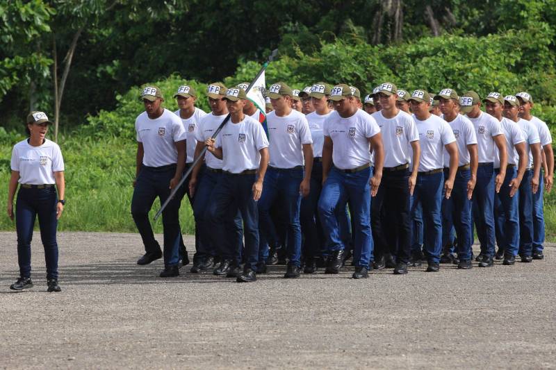 Cerca de 2.400 policiais militares que estão em processo de formação por meio dos Cursos de Formação de Praças (CFP), de Oficiais (CFO), de Habilitação de Oficiais (CHO) e de Adaptação de Oficiais (CHO). Os alunos do Curso de Formação de Praças da PMPA ingressarão no serviço externo ao final do 2º módulo da formação, previsto para abril.
FOTO: MÁCIO FERREIRA / AG. PARÁ
DATA: 15.02.2018
BELÉM - PARÁ <div class='credito_fotos'>Foto: MÁCIO FERREIRA/ AG. PARÁ | <a href='/midias/2018/originais/fffcbc44-00b1-4eda-b29b-fbca1bd91a26.jpg' download><i class='fa-solid fa-download'></i> Download</a></div>