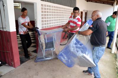 notícia: Seduc está comprando quase 50 mil carteiras para Belém e interior