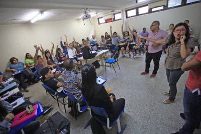 notícia: Curso superior, oficinas e atendimento especializado auxiliam na inclusão de surdos