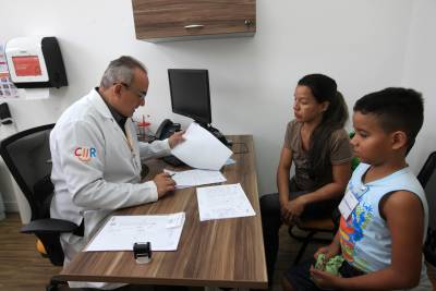 notícia: Libras amplia acesso de deficiente auditivo ao Centro Integrado de Inclusão e Reabilitação