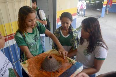 notícia: Feira desperta o olhar científico de alunos de escola estadual