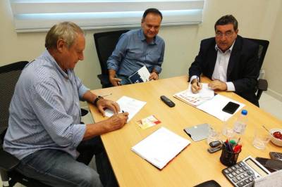 notícia: Grupo implantará indústria para beneficiar frutas regionais em Santa Bárbara