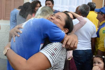 notícia: Alunos da rede pública comemoram resultado no vestibular