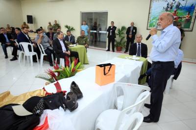notícia: Governador é homenageado pelo comando da Segurança