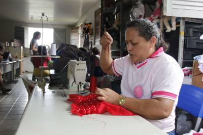 galeria: Detentas da Coostafe aprendem a fazer almofadas decorativas
