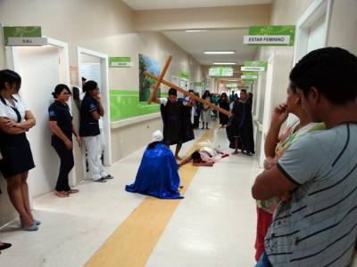 galeria: Encenação da Paixão de Cristo leva conforto a pacientes internados no Hospital Galileu