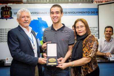 notícia: Uepa entrega medalha a estudante que conquistou primeiro lugar 