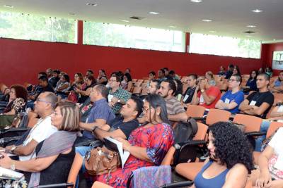 notícia: Educadores discutem currículo de Ensino Religioso