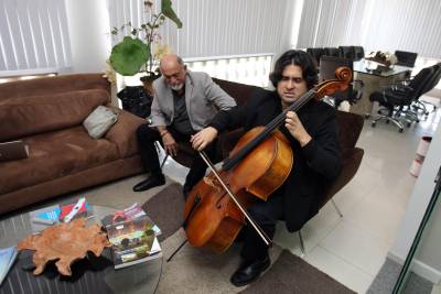 notícia: Governador recebe maestro da orquestra jovem do Equador