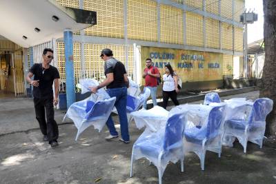 notícia: Seduc entrega carteiras escolares em Belém e Altamira