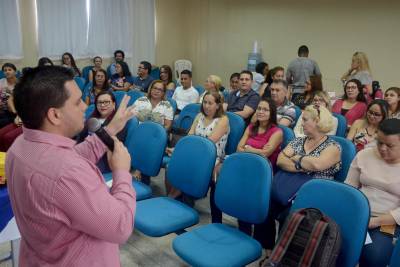 notícia: Professores são qualificados para atender aluno com autismo