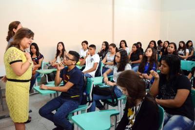 notícia: Alunos da rede estadual de ensino voltam às aulas