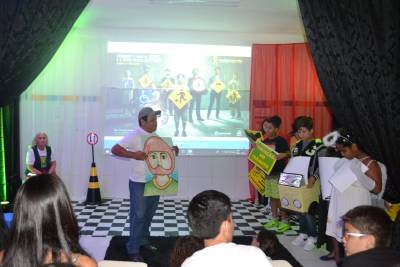 notícia: Pais, alunos e professores do Santa Madre participam do Detran nas Escolas