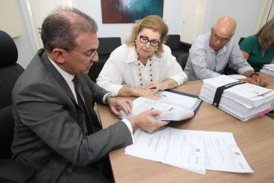 notícia: Continuidade da gestão pública é foco na entrega de relatórios entre comissões