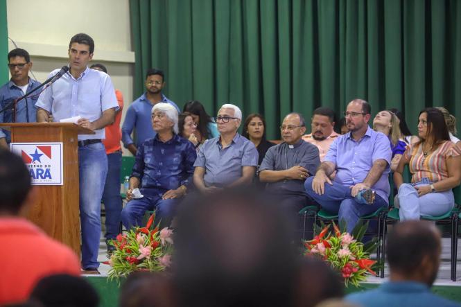 O governador do Pará, Helder Barbalho, e o vice-governador, Lúcio Vale, entregaram, no final da manhã deste sábado (16), 261 títulos de terra para produtores rurais de 18 municípios da região nordeste do Estado, reunidos na cidade de Moju. A solenidade ocorreu no Auditório Municipal Lourival Cristo, no Centro, na presença da prefeita Nilma Lima, vereadores, secretários de Estado, deputados estaduais, federais, e da população mojuense. 

FOTO: MARCO SANTOA / AGÊNCIA PARÁ
DATA: 16.03.2019
MOJU - PA <div class='credito_fotos'>Foto: Marco Santos / Ag. Pará   |   <a href='/midias/2019/originais/00006a8c-9aef-4a74-bf13-5e0b4e4c0876.jpg' download><i class='fa-solid fa-download'></i> Download</a></div>