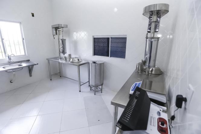 Quase 200 famílias serão beneficiadas, direta e indiretamente, com a abertura da agroindústria de beneficiamento de frutas na comunidade de Vila São Manoel, na zona rural de Moju, no nordeste paraense. A inauguração aconteceu neste sábado (16), e contou com a presença do governador do Estado, Helder Barbalho, e da prefeita do município, Nilma Lima.

FOTO: MARCELO SEABRA / AGÊNCIA PARÁ
DATA: 16.03.2019
MOJU - PA <div class='credito_fotos'>Foto: Marcelo Seabra / Ag. Pará   |   <a href='/midias/2019/originais/00049525-6a09-4115-9658-423c52c14b60.jpg' download><i class='fa-solid fa-download'></i> Download</a></div>