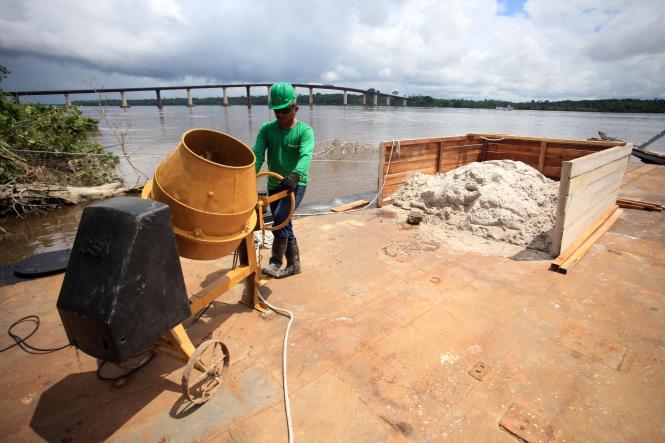 A Secretaria de Estado de Transportes (Setran) iniciou, nesta quarta-feira (6), a manutenção preventiva da ponte Rio Guamá, situada na Alça Viária (PA-483). A estrutura é a última do complexo de quatro de pontes no sentido Moju-Belém, capital do estado do Pará.

FOTO: MAYCON NUNES / AG. PARÁ
DATA: 06.02.2019
MOJU - PARÁ <div class='credito_fotos'>Foto: Maycon Nunes / Ag. Pará   |   <a href='/midias/2019/originais/0012e2ed-a5e9-4ae7-88a6-31fd78121cd1.jpg' download><i class='fa-solid fa-download'></i> Download</a></div>