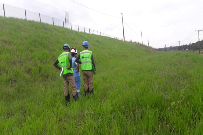 Nesta quarta-feira (27), a Secretaria de Estado de Meio Ambiente e Sustentabilidade (Semas), que coordena o Grupo de Trabalho de Segurança e Estudo de Barragens (GT Barragens), criado pelo Governo do Pará, concluiu a vistoria técnica em um empreendimento localizado em Barcarena, no Baixo Tocantins, após dois dias de análise nos depósitos de resíduos de rejeitos. Esta etapa da vistoria é considerada uma das mais importantes, porque os depósitos possuem características diferentes das últimas estruturas, mas ainda são enquadrados como barragens.

FOTO: ASCOM / SEMAS
DATA : 27.03.2019
BARCARENA - PA <div class='credito_fotos'>Foto: ASCOM / SEMAS   |   <a href='/midias/2019/originais/00294236-7955-4beb-b332-dce9e50c2fd0.jpg' download><i class='fa-solid fa-download'></i> Download</a></div>