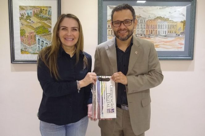 A Imprensa Oficial do Estado do Pará (Ioepa) firmou parceria com a Junta Comercial do Pará (Jucepa) para ampliar a oferta de serviços à população em todo o Estado. O trabalho integrado dos dois órgãos vai garantir aos usuários das Unidades Descentralizadas (UDs) da Jucepa em 30 municípios o acesso à emissão dos certificados digitais nos procedimentos de abertura de empresas.

FOTO: ASCOM  IOE / Eduardo Rosas 
DATA: 24.05.2019
BELÉM - PARÁ <div class='credito_fotos'>Foto: EDUARDO ROSAS / ASCOM IOE   |   <a href='/midias/2019/originais/0034428a-1889-437c-a72a-862296191e89.jpg' download><i class='fa-solid fa-download'></i> Download</a></div>