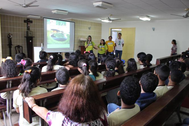O projeto Conhecendo o Parque Estadual do Utinga (Peut), desenvolvido pela Secretaria de Meio Ambiente e Sustentabilidade (Semas), foi exposto pela primeira vez este ano, nesta quarta-feira (27), para alunos do 4º e 5º anos da Escola Estadual de Ensino Fundamental Preventório Santa Terezinha, no bairro do Souza, em Belém. A iniciativa é direcionada a estudantes do ensino fundamental e médio de escolas públicas localizadas no entorno do Parque.

FOTO: ASCOM / SEMAS
DATA: 28.03.2019
BELÉM - PA <div class='credito_fotos'>Foto: ASCOM / SEMAS   |   <a href='/midias/2019/originais/0042ae1a-9a68-484c-8d72-978e07de6022.jpg' download><i class='fa-solid fa-download'></i> Download</a></div>