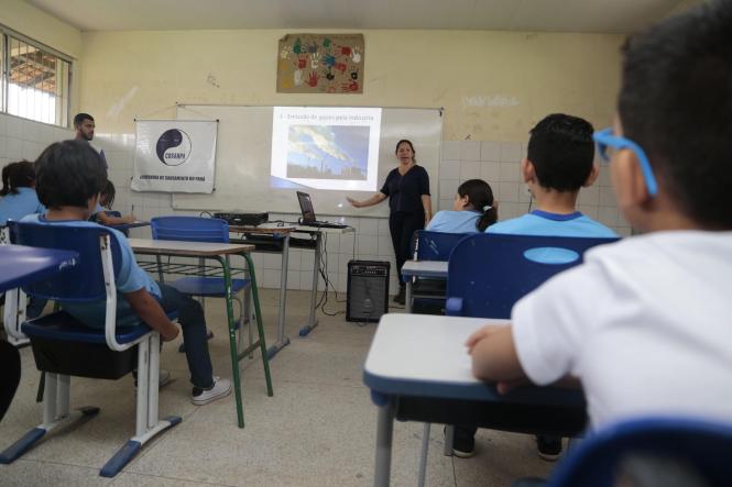 A aula de educação ambiental é diferente na Escola Estadual de Ensino Infantil e Fundamental Professora Esther Bandeira Gomes, no bairro da Sacramenta, em Belém. Alunos do ensino fundamental aprendem de forma interativa, prática e divertida as questões ligadas ao meio ambiente desde que o Projeto Complexo Bolonha chegou à escola, há três anos. A iniciativa realizada pela Companhia de Saneamento do Pará (Cosanpa), em parceria com a Caixa Econômica Federal, leva ações socioeducativas para instituições de ensino públicas em áreas beneficiadas com obras de ampliação do sistema de tratamento de água, na Região Metropolitana de Belém.

FOTO: JADER PAES / AG. PARÁ
DATA:25.02,2019
BELÉM - PARÁ <div class='credito_fotos'>Foto: JADER PAES / AGÊNCIA PA   |   <a href='/midias/2019/originais/004fc93c-bbd7-40e1-8fb0-b2dca372a331.jpg' download><i class='fa-solid fa-download'></i> Download</a></div>