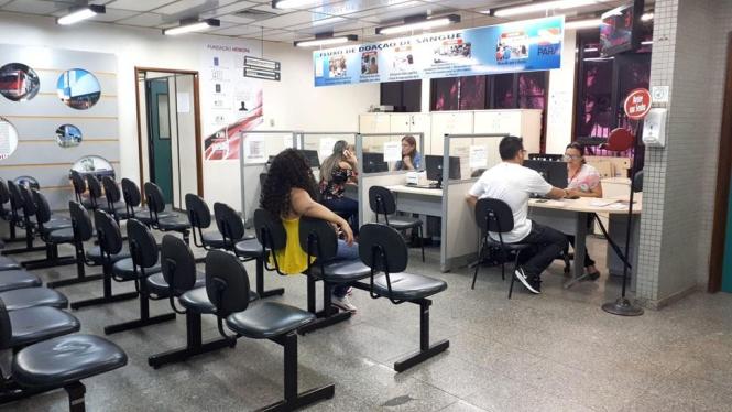 A Fundação Centro de Hemoterapia e Hematologia do Pará (Hemopa) faz um alerta quanto à baixa no estoque de sangue. O ideal era que, todos os dias, fossem coletadas 300 bolsas de sangue no Hemocentro Coordenador; em dezembro a média foi de 120 unidades/dia e, nesta quarta-feira, 2, foram coletadas somente 80 bolsas. Segundo a gerente de Captação de Doadores, Juciara Farias, devido ao reduzido estoque, a Fundação já está priorizando atendimento, dando preferência aos mais urgentes. “O grande problema é que a demanda deve aumentar nos próximos dias. O número de cirurgias eletivas reduziu no final do ano por conta das festas, mas agora em janeiro tudo volta ao normal”, explicou. Na foto, sala da recepção de doadores.

FOTO: ASCOM / HEMOPA
DATA: 03.01.2019
BELÉM - PARÁ <div class='credito_fotos'>Foto: Ascom Hemopa   |   <a href='/midias/2019/originais/0051774a-9dea-448d-871c-ec7adbddd1ad.jpg' download><i class='fa-solid fa-download'></i> Download</a></div>