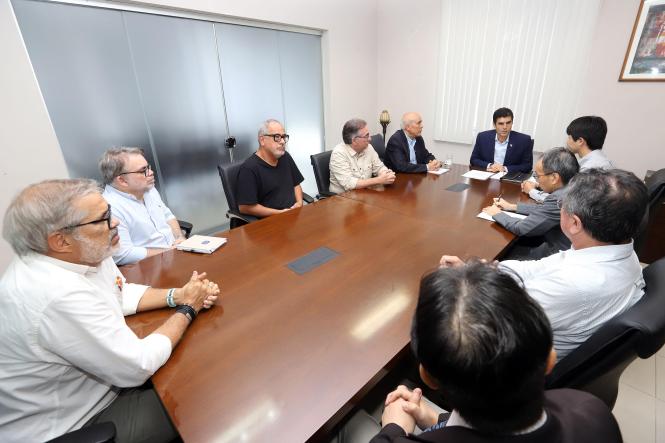 O governador Helder Barbalho reiterou, na tarde desta segunda-feira (28), o interesse do Estado em utilizar o saldo remanescente do contrato de financiamento da Agência de Cooperação Internacional do Japão (Jica) para obras de requalificação da BR-316. Os recursos serão destinados às obras complementares na rodovia, de extrema importância para a eficiência do sistema. A manifestação do chefe do Executivo ocorreu durante reunião com representantes da Jica no Brasil e diretores do Núcleo de Gerenciamento de Transporte Metropolitano (NGTM), na sede do Palácio do Governo, em Belém.

FOTO: MARCO SANTOS
DATA: 29.01.2019
BELÉM - PARÁ <div class='credito_fotos'>Foto: MARCO SANTOS   |   <a href='/midias/2019/originais/008fb379-afe3-48d5-8cc9-bdae88fb020c.jpg' download><i class='fa-solid fa-download'></i> Download</a></div>