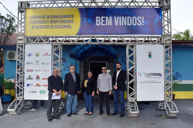 “Nosso objetivo é somar esforços para que Castanhal seja, em breve, sede de um Condomínio Industrial paraense“, disse o presidente da Companhia de Desenvolvimento Econômico do Pará (Codec), Lutfala Bitar, que representou o governador do Estado, nesta quarta-feira (20), durante o I Fórum de Desenvolvimento Econômico e Oportunidades de Negócios em Castanhal, no nordeste do Estado.

FOTO: ASACOM / CODEC
DATA: 21.03.2019
CASTANHAL - PA <div class='credito_fotos'>Foto: ASCOM / CODEC   |   <a href='/midias/2019/originais/00cb580e-f959-4839-9526-a1c0569c2c11.jpg' download><i class='fa-solid fa-download'></i> Download</a></div>