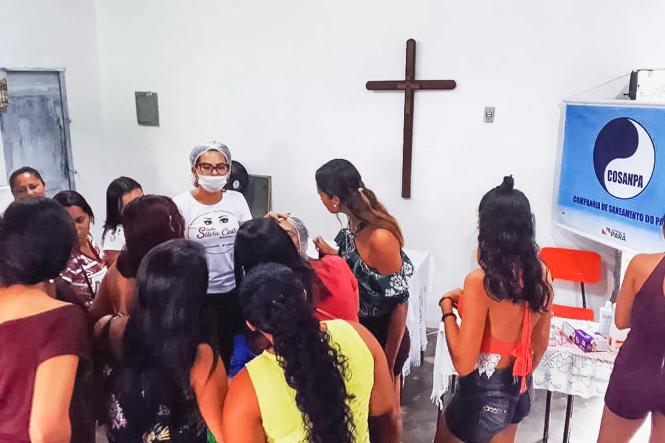 Cuidar da beleza é prioridade para muitas mulheres e, na maioria das vezes, tem um detalhe do rosto que não passa despercebido por elas: as sobrancelhas! Com o poder de mudar o olhar feminino, não foi à toa que, entre as opções oferecidas pela Cosanpa, o curso escolhido por moradores da Comunidade São Lucas, em Moju, foi justamente o de “designer de sobrancelhas”.

FOTO: ASACOM / COSANPA
DATA: 01.03.2019
MOJU - PA <div class='credito_fotos'>Foto: ASCOM / COSANPA   |   <a href='/midias/2019/originais/00d0489a-59c3-4878-afac-9b28e89c2728.jpg' download><i class='fa-solid fa-download'></i> Download</a></div>