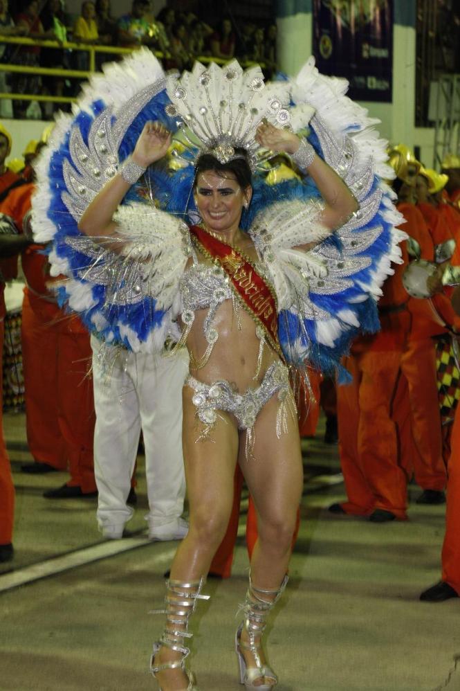 O carnaval toma conta das ruas de Belém neste final de semana, tanto nas ruas históricas da Cidade Velha como na Aldeia Amazônica Davi Miguel, com o desfile das escolas de samba. E após nove anos, o brilho do desfile organizado pela Liga das Escolas de Samba foi assistido das arquibancadas e também nos lares de milhões de famílias sintonizadas na Cultura Rede de Comunicação, que transmitiu ao vivo o desfile do Grupo Especial.

FOTO: FERNANDO ARAÚJO / AGÊNCIA PARÁ
DATA: 24.02.2019
BELÉM - PARÁ <div class='credito_fotos'>Foto: Fernando Araújo / agência Pará   |   <a href='/midias/2019/originais/01013cef-9327-4421-ac84-4e3f499c1874.jpg' download><i class='fa-solid fa-download'></i> Download</a></div>