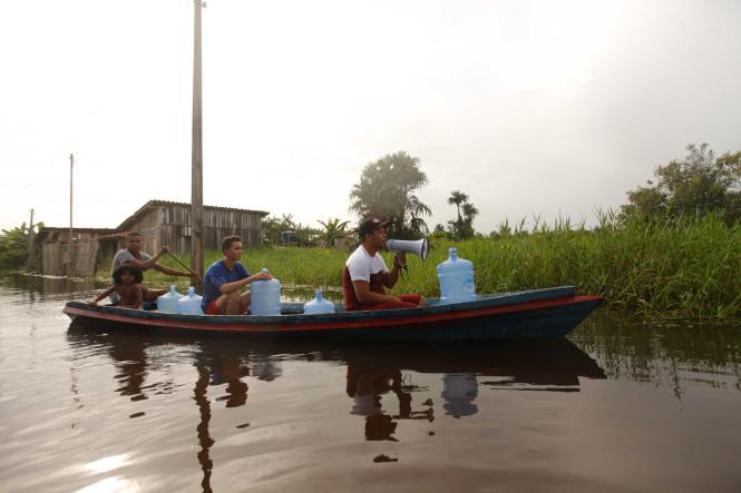 A Defesa Civil do Estado já está no município de São Domingos do Capim, no nordeste do Pará, que foi atingido por forte alagamento desde a última quinta-feira (21). 

FOTO: MAYCON NUNES / AGÊNCIA PARÁ
DATA: 23.03.2019
SÃO DOMINGOS DO CAPIM - PARÁ <div class='credito_fotos'>Foto: Maycon Nunes / Ag. Pará   |   <a href='/midias/2019/originais/01055cf2-dacb-468b-906f-4572a585fff8.jpg' download><i class='fa-solid fa-download'></i> Download</a></div>