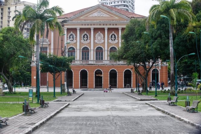 O Theatro da Paz, um dos locais mais representativos e importantes da cultura paraense, com 141 anos de história, passará por obras de manutenção e restauro nos próximos meses. A reforma ocorre em função de problemas na cobertura estrutural do prédio, que vem causando infiltrações e fissuras no forro de estuque, além de haver a presença de vegetação aérea na fachada.

FOTO: WAGNER SANTANA / AGÊNCIA PARÁ
DATA: 12.03.2019
BELÉM - PA <div class='credito_fotos'>Foto: Wagner Santana / Ag. Pará   |   <a href='/midias/2019/originais/0119524b-5659-488c-becc-3a637d10f7ee.jpg' download><i class='fa-solid fa-download'></i> Download</a></div>