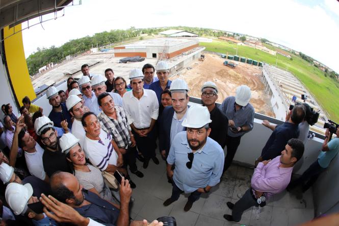 O governador Helder Barbalho vistoriou, nesta sexta-feira (25), as obras do Hospital Regional de Castanhal (HRC), e constatou que já foram investidos R$ 122 milhões em 60% da obra, mas que ainda faltam mais R$ 54 milhões para sua conclusão. Além disso, não foi comprado nenhum equipamento nem incluída previsão orçamentária para essa aquisição, que exigirá um investimento aproximado de R$ 50 milhões.

FOTO: MARCO SANTOS
DATA: 25.01.2019
CASTANHAL - PARÁ <div class='credito_fotos'>Foto: MARCO SANTOS   |   <a href='/midias/2019/originais/012f2738-d161-4946-ae4d-16e623b8189f.jpg' download><i class='fa-solid fa-download'></i> Download</a></div>